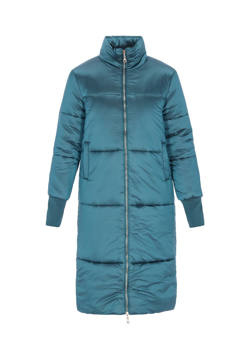 Turkusowy pikowany płaszcz z wysokim kołnierzem, zamkiem z przodu i bocznymi kieszeniami. Posiada elastyczne mankiety i lekko rozkloszowany dół dla dodatkowego ciepła.
