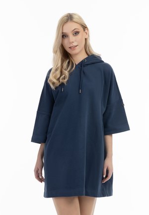 Navyblaues Kapuzenkleid aus weichem Material, mit kurzen Ärmeln, lockerer Passform und einem Zugbandverschluss am Hals.