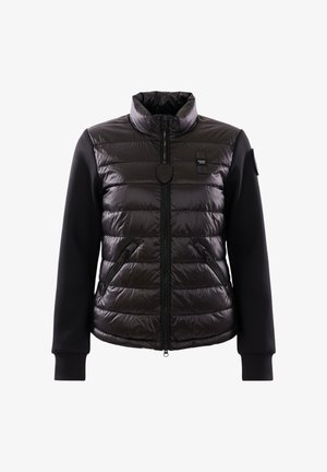 Doudoune noire matelassée avec manches en tissu lisse, fermeture éclair à l'avant, poches zippées, col montant et petite écusson sur la poitrine et la manche.