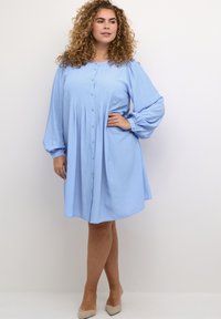 Jasnoniebieska sukienka z długimi puff sleeves, plisowaniem i swobodnym krojem. Miękka tkanina o gładkiej fakturze.