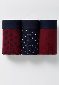 Tre paia di boxer da uomo: rosso scuro con stampa foglia di palma, blu navy con motivo geometrico e rosso scuro uniforme. Tutti presentano un elastico in vita blu navy.