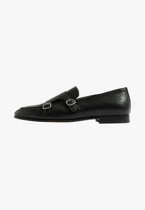 Schwarze Lederloafers mit zwei silbernen Schnallenakzenten, einer spitzen Zehenform und einem niedrigen Absatz. Glatte Textur mit minimalen Nähdetails.