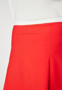 J.LINDEBERG Sports ELLE PLEATED SKIRT - Αθλητική φούστα - flame scarlet
