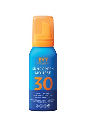 Blauwe en oranje zonnebrandmoussefles met SPF 30, gelabeld als langdurig, waterbestendig, niet plakkerig en dermatologisch getest voor alle huidtypes.