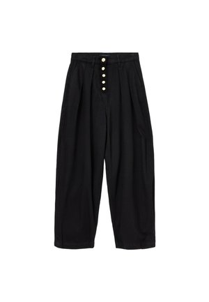 Sorte bukser lavet af et blødt stof. Har høj talje, bred ben silhuet, og en frontlukning med fem store hvide knapper.