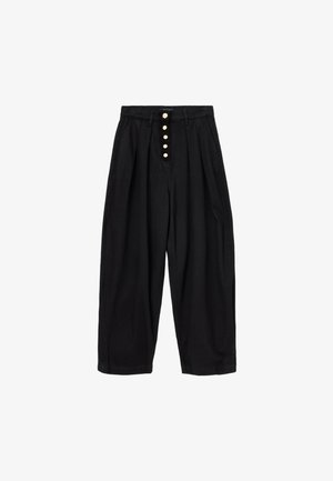 Sorte bukser lavet af et blødt stof. Har høj talje, bred ben silhuet, og en frontlukning med fem store hvide knapper.