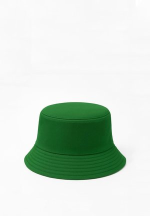 Sombrero tipo bucket de algodón verde con ala cosida y parte superior plana sobre fondo blanco.