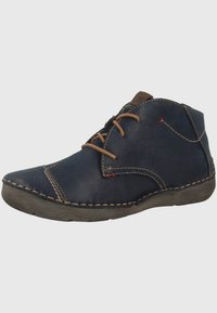 Stivali alla caviglia in pelle blu navy con lacci marroni, cuciture color beige e una finitura testurizzata. Suola in gomma bassa con design a punta arrotondata.
