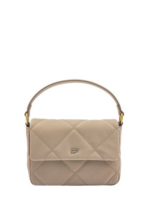 Beżowa pikowana torebka na ramię z klapką, złotym wykończeniem i pojedynczym krótkim uchwytem. Miękka tekstura i minimalne oznaczenia marki.