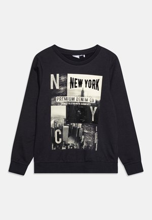 Czarna bluza z długim rękawem z widokiem na panoramę Nowego Jorku oraz napisami "New York", "Premium Denim Co." i "Quality & Strength Garments" na przodzie.