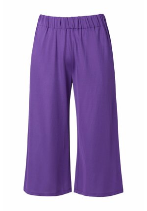 Lila weite, gekürzte Hose mit elastischem Bund, aus glattem, leichtem Stoff.