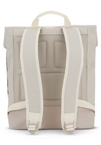 Beige hátizsák párnázott hálós hátrészsel, két állítható pánttal és felső fogantyúval. Simább felület megerősített részletekkel és varrással.