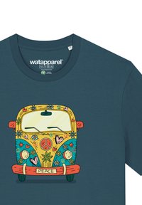 T-shirt turquoise mettant en avant un graphisme coloré d'un van vintage décoré de fleurs, de cœurs et du mot "PAIX" sur le pare-chocs.