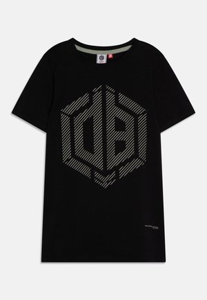 Czarny t-shirt z krótkim rękawem z dużym geometrycznym logo w paski na środku oraz małą nadrukowaną metką przy krawędzi.