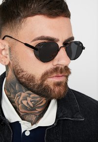 Sunheroes Lunettes de soleil - matt black/smoke