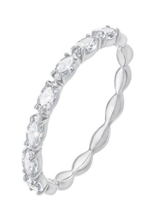 Zilveren ring met zeven marquise geslepen heldere edelstenen gelijkmatig rondom de band geplaatst.
