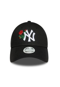Gorra de béisbol negra con logotipo bordado en blanco "NY" y detalle de rosa roja. Presenta una visera curva y una correa ajustable en la parte posterior.