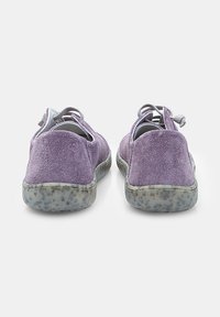 Pantofi din suede mov cu o textură moale, vârf rotund și o talpă din cauciuc cu stropi, având șireturi gri și un design cu spate deschis.