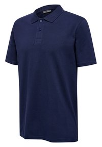 Granatowa koszulka polo z krótkim rękawem, dwoma guzikami i klasycznym kołnierzem, wykonana z gładkiej tkaniny, przedstawiona na białym tle.