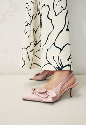 Next, REGULAR FIT - FOREVER COMFORT® POINT TOE PETAL SLINGBACK . - Klasické lodičky na opätku - new pink