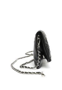 Mustast nahast ristihoidev kott hõbedase kettsanga ja metallist silmuskestega, valgel taustal.