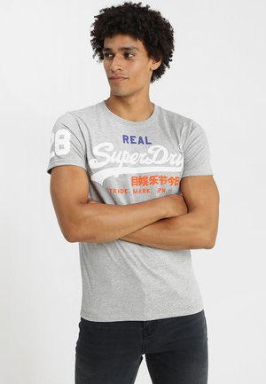 VINTAGE LOGO TRI TEE - T-shirt med print - montana grey grit