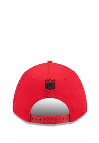 Rote Snapback-Kappe mit gebogenem Schirm, ausgestattet mit einem schwarzen NFL-Logo-Patch auf der Rückseite, aus strukturiertem Stoff mit verstellbarem Kunststoffriemen.