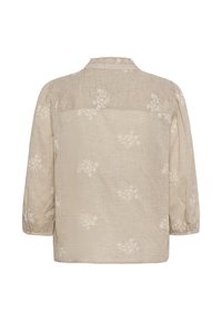 Bluza bej cu broderie florală albă subtilă, mâneci bufante trei sferturi, guler mic și manșete cu nasturi, văzută din spate.