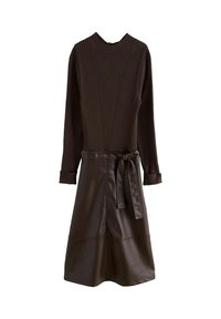 Rochie maro din tricot cu dungi, mâneci lungi, guler înalt și o fustă din piele ecologică cu cordon în talie și tiv evazat.