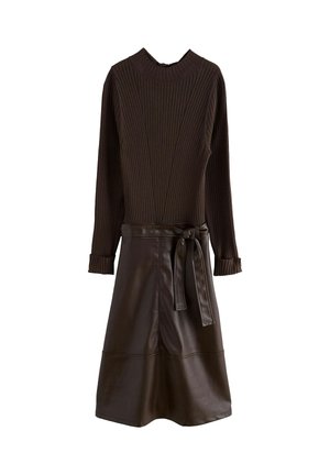 Vestido marrón de punto acanalado con mangas largas, cuello alto y una falda de cuero sintético con un lazo en la cintura y un dobladillo acampanado.