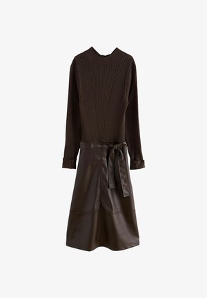 Vestido marrón de punto acanalado con mangas largas, cuello alto y una falda de cuero sintético con un lazo en la cintura y un dobladillo acampanado.