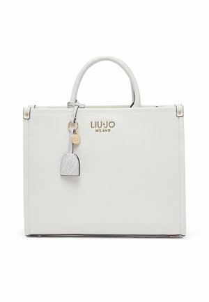 Bela torbica iz umetnega usnja z zlatim logotipom, strukturiranim dizajnom, dvema zgornjima ročajema in okrasnim obeskom za ključe. Ponaša se s gladko teksturo in minimalističnim slogom.