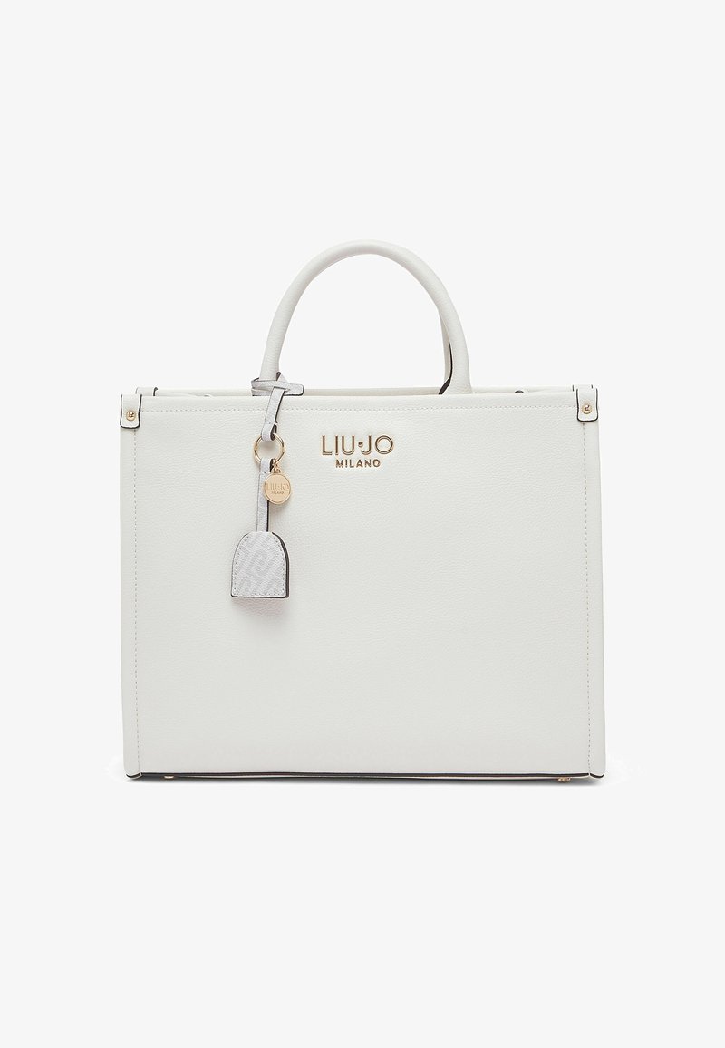 Sac à main en similicuir blanc avec logo doré, design structuré, doubles poignées supérieures et porte-clés décoratif. Présente une texture lisse et un style minimaliste.