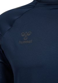 Marineblauw sporttopje met lange mouwen met een klein, donkergrijs hummel-logo op de linkerborst.