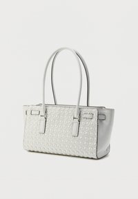 Τσάντα tote από γκρι δέρμα με υφαντό σχέδιο, διπλές λαβές, ασημένια μεταλλικά εξαρτήματα και δομημένο σχέδιο.