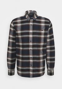 Koszula w kratkę z długim rękawem z wzorami w granatowe, białe i czerwone kratki, z zapięciem na guziki oraz klasycznym kołnierzykiem. Wykonana z teksturowanej tkaniny.