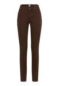 Pantalons slim fit marron en denim, dotés d'une taille standard, de poches avant et d'une fermeture à un seul bouton. Texture lisse et design épuré.