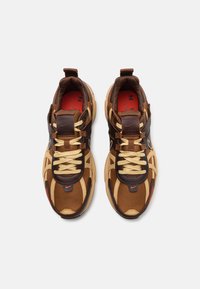 Nike Sportswear V2K RUN  - Tossud - light british tan/sesame/picante red/cacao wow/dark russet