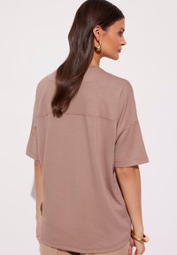 Makalu - T-shirt z nadrukiem