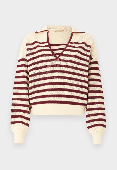 Pull en maille crème avec rayures horizontales bordeaux, col en V profond, et manches longues bouffantes avec poignets ajustés.