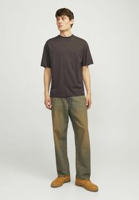 Jack & Jones JJEBRADLEY TEE O NECK - Tricou basic - mulch