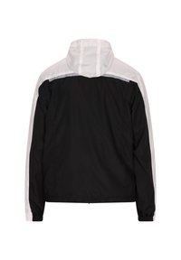Sort og hvid vindjakke med hætte, der har en glat tekstur, elastiske manchetter og et kontrasterende design langs skuldrene.