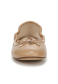 Ballerine in pelle beige con punta arrotondata, bordo scallop e fiocco decorativo con dettagli metallici dorati.