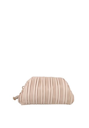 Bolso de mano beige con pliegues verticales y una pequeña correa para la muñeca con herrajes dorados sobre un fondo blanco.