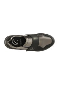 Scarpa nera e argento con una superficie liscia e sleek, dotata di una fascia larga nella parte centrale e punta arrotondata. Logo presente sulla fascia.