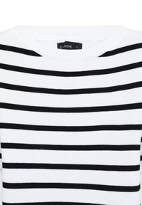 Maglione bianco a maglia con strisce orizzontali nere, colletto a coste e design classico a girocollo. Etichetta con la scritta "Calliope."