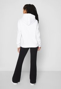 Tommy Jeans REGULAR HOODIE - Jersey con capucha - white
