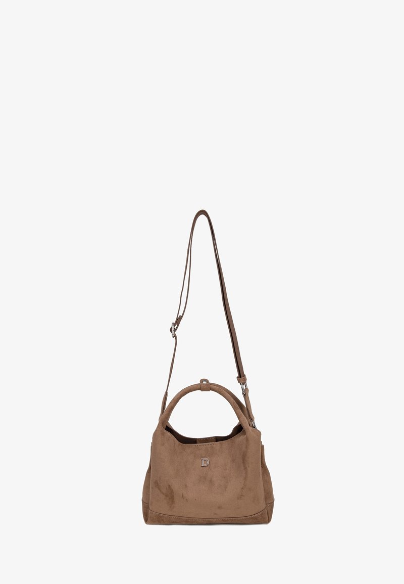 Sac à main en daim marron avec poignées arrondies et bandoulière réglable, avec un petit logo métallique en forme de "D" à l'avant.