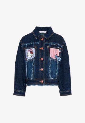 Kurtka dżinsowa o krótkim kroju, w ciemnoniebieskim kolorze, z postrzępionymi krawędziami, dwoma naszywanymi kieszeniami z wzorami pasków i grafikami oraz czerwonymi guzikami.