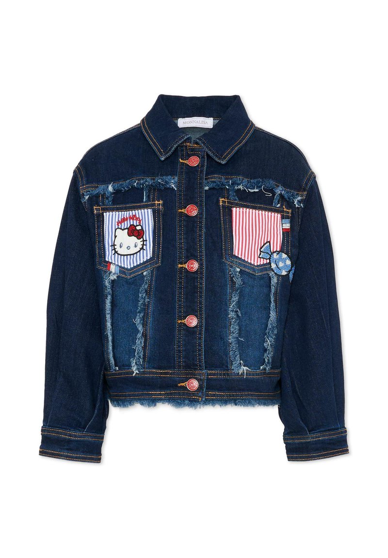 Veste en denim à coupe courte, couleur bleu foncé, bords effilochés, deux poches plaquées avec des motifs rayés et graphiques, et boutons rouges.
